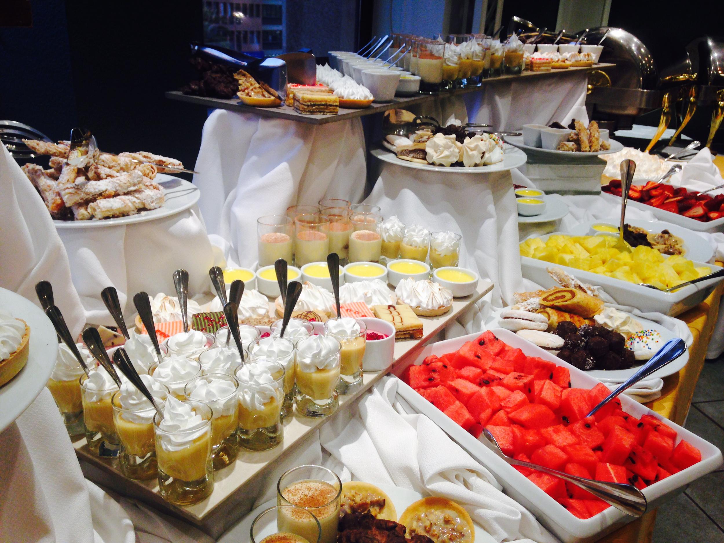호텔 리갈 퍼시픽 산티아고 외부 사진 A dessert buffet