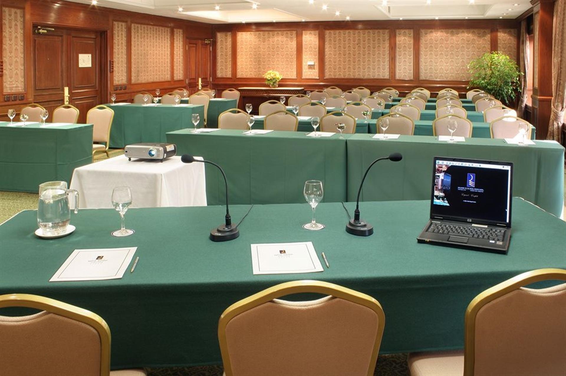 호텔 리갈 퍼시픽 산티아고 외부 사진 A telepresence system in use