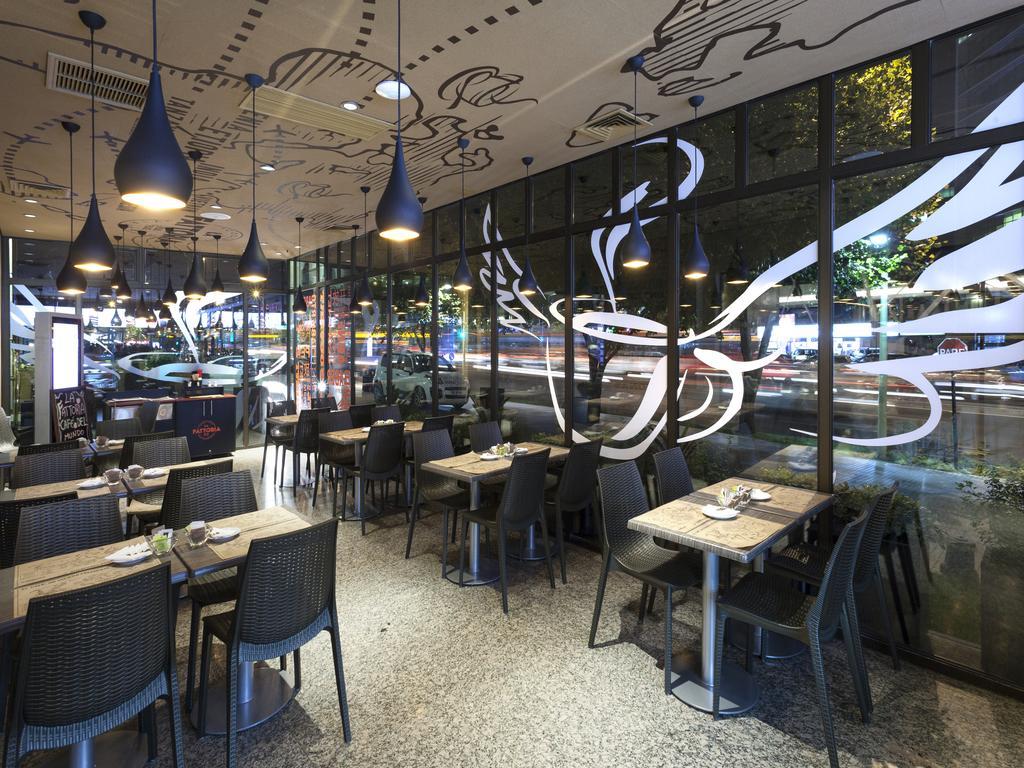 호텔 리갈 퍼시픽 산티아고 외부 사진 Interior of a Starbucks Reserve store in Shanghai, China
