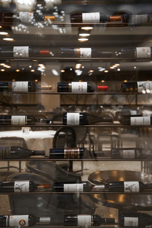 호텔 리갈 퍼시픽 산티아고 외부 사진 Wine bottles at a restaurant