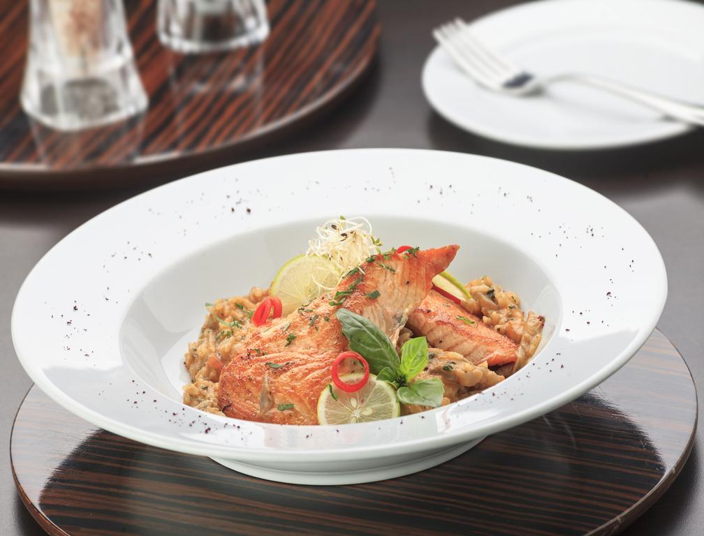 호텔 리갈 퍼시픽 산티아고 외부 사진 A plate of salmon and rice
