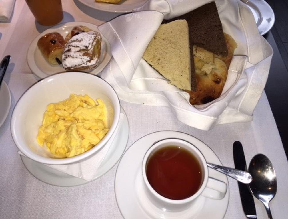 호텔 리갈 퍼시픽 산티아고 외부 사진 A typical breakfast at the restaurant