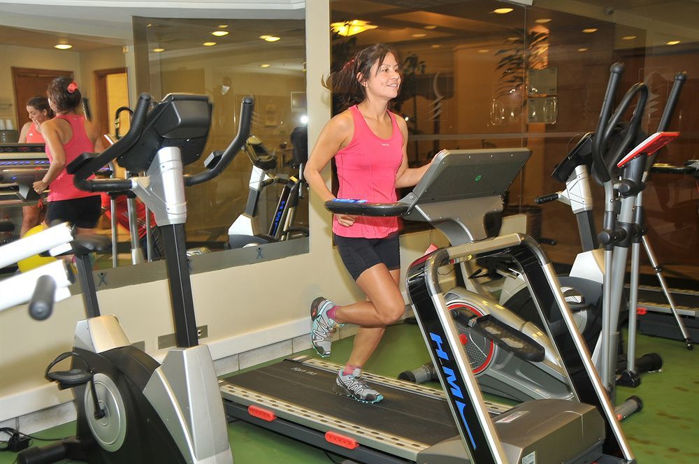 호텔 리갈 퍼시픽 산티아고 외부 사진 A woman on a treadmill